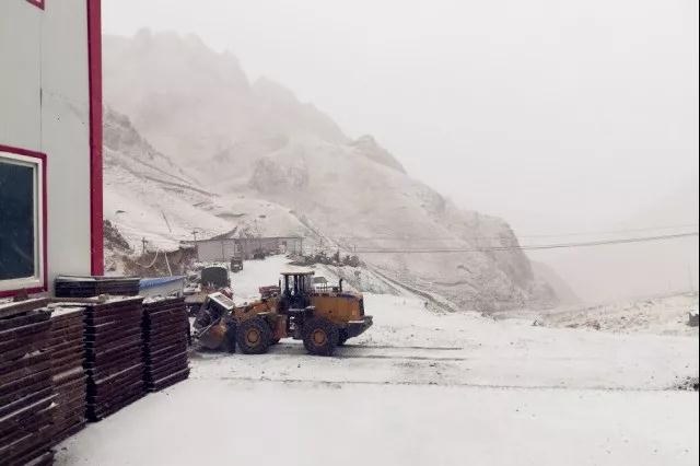 人間四月芳菲盡，山中春雪還復(fù)來