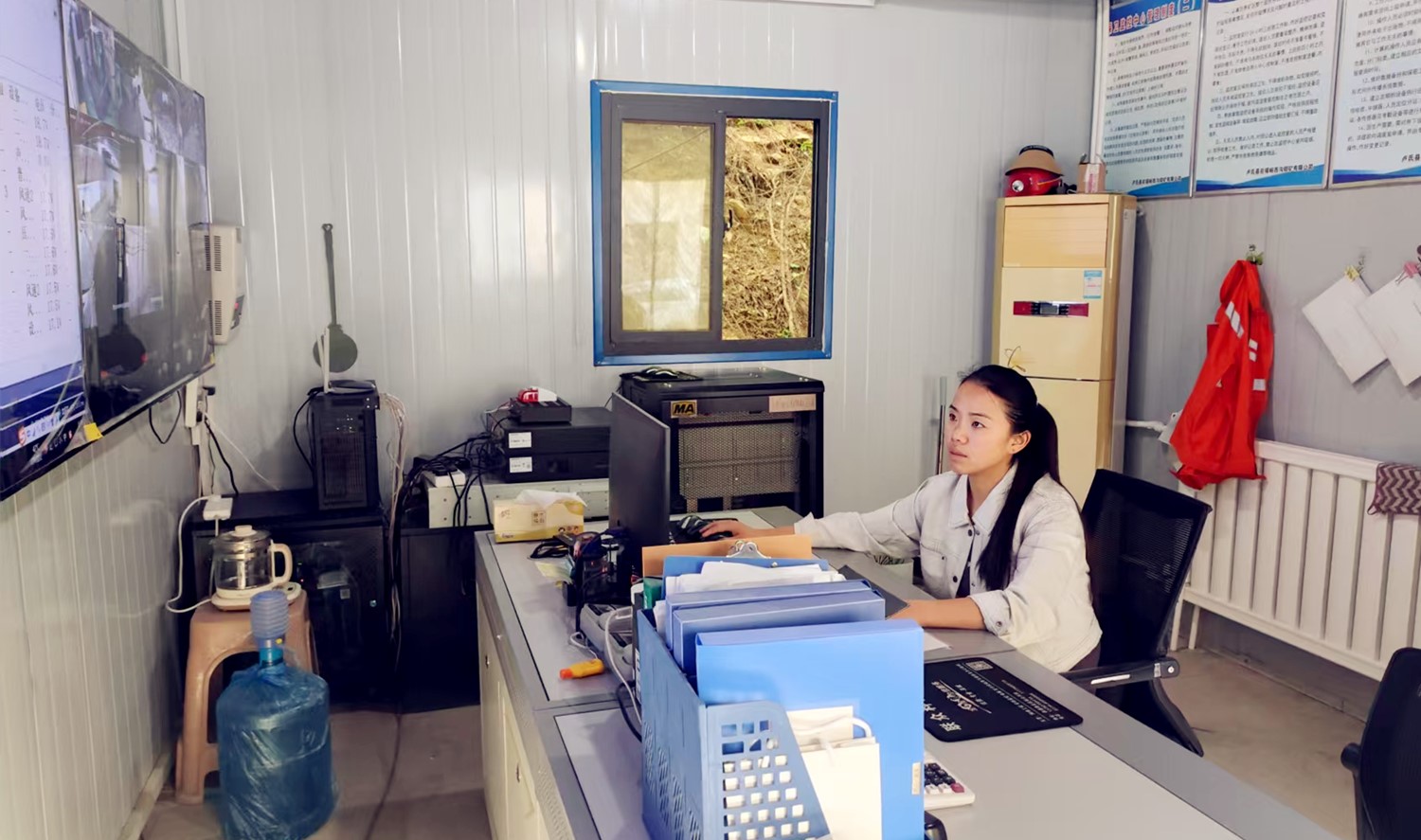 堅守安全防線，綻放巾幗風(fēng)采｜記西溝鐵礦安全監(jiān)控員黃春玲