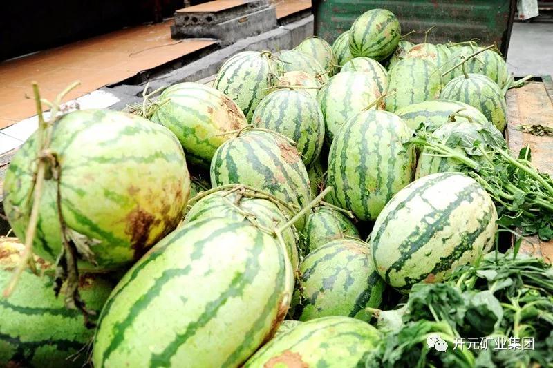 買下一整車西瓜，讓瓜農(nóng)早點(diǎn)回家