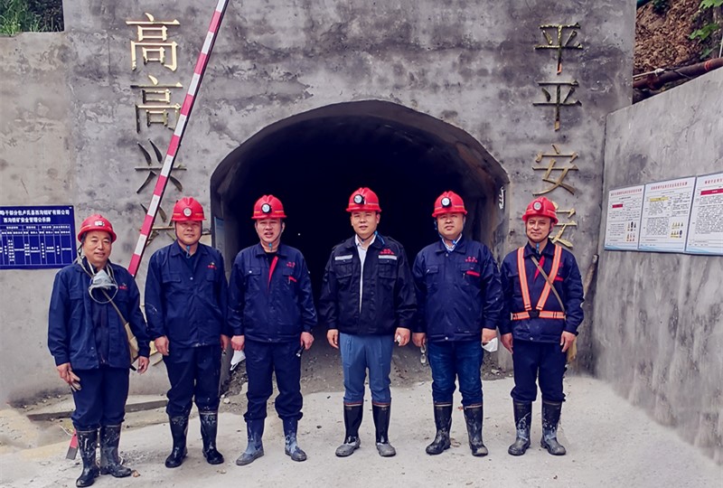 洛陽(yáng)開元集團(tuán)許明月董事長(zhǎng)到后瑤峪西溝鐵礦座談指導(dǎo)