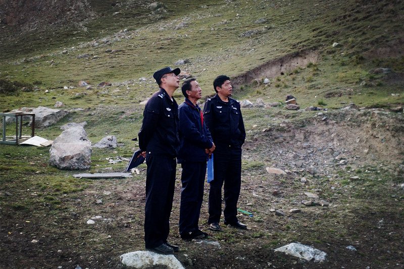 興?？h公安局治安大隊到銅鑫公司例行安全專項檢查